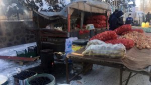 Pazarcılar soğuk havada açık alana kurdukları soba ile ısınıyor