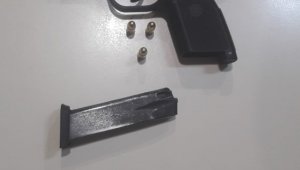 Polisin 'dur' ihtarına uymayan araçtan 2 ruhsatsız tabanca çıktı