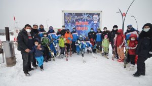 Sarıkamış'ta minik yürekler kayakla buluştu
