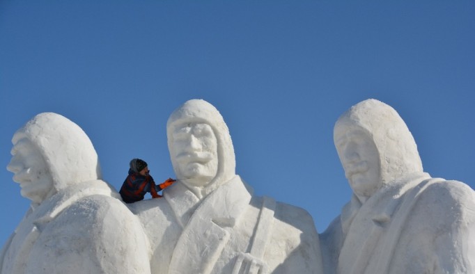 Sarıkamış'ta donarak şehit olan Mehmetçiklerin anısına kardan heykeller yapılıyor