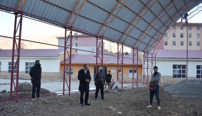 Şemdinli'de halı saha çalışmaları devam ediyor