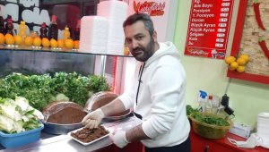 Ses sanatçısıydı, pandemi yüzünden çiğ köfteci oldu