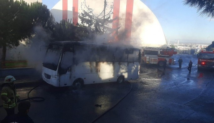 Silivri'de park halindeki midibüs alev alev yandı