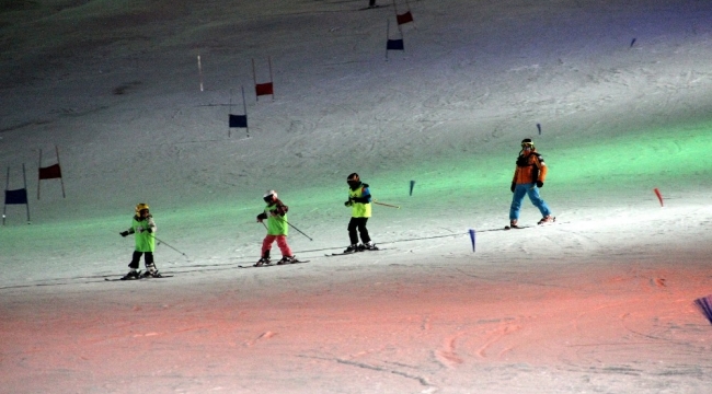 Sporcular gece kayağı ile yarışmalara hazırlanıyorlar