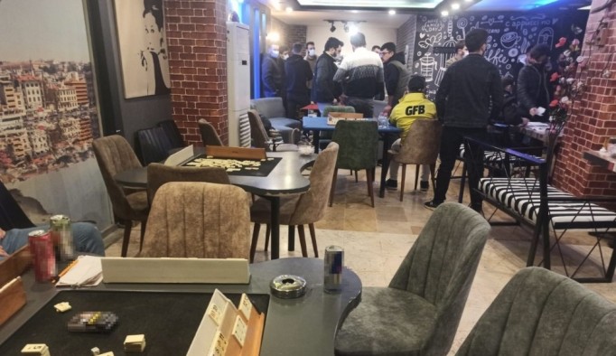 Sultangazi'de ruhsatsız kafede iskambil oyunu oynayan 16 kişiye 50 bin lira ceza