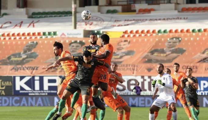 Süper Lig: Aytemiz Alanyaspor: 2 - Medipol Başakşehir: 0 (İlk yarı)