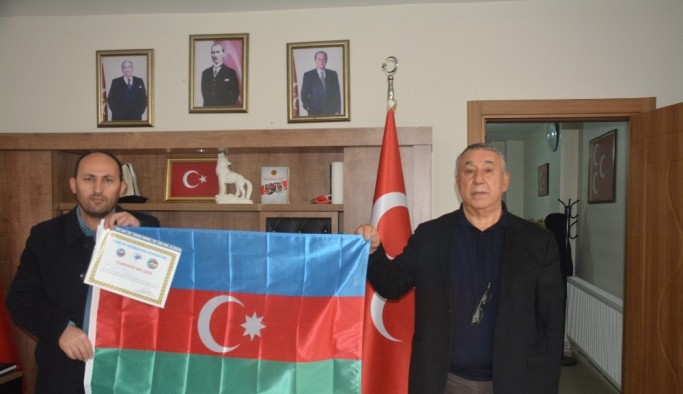 TADDEF'ten MHP İl Başkanına teşekkür belgesi ve Azerbaycan bayrağı
