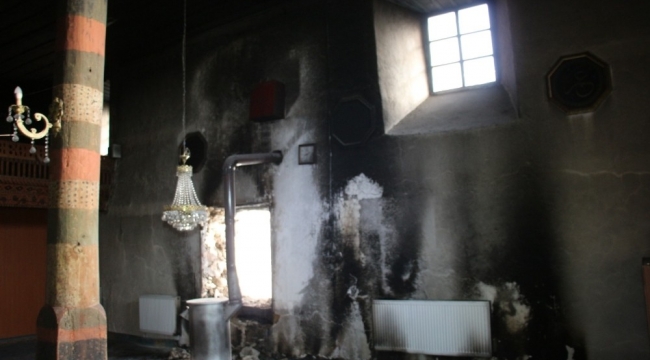 Tarihi ahşap camiyi kül olmaktan köylüler kurtardı
