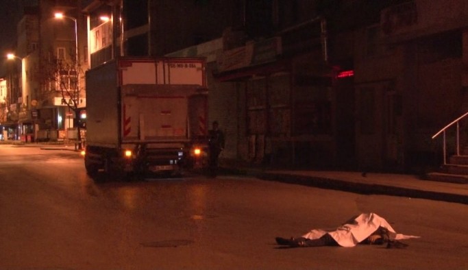 Ümraniye'de kuryeli motosiklet ile kamyonet çarpıştı; 1 ölü