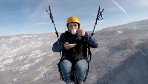 Yamaç paraşütü ile hem uçtu hem elindeki fincandan çayını yudumladı