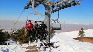 Yaşadıkları ilde kar olmadığı için Erzurum'a kayak yapmaya geldiler