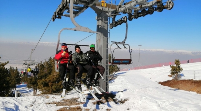 Yaşadıkları ilde kar olmadığı için Erzurum'a kayak yapmaya geldiler