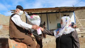 43 yıllık eşine Sevgililer Günü hediyesini at üstünde getirdi