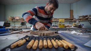 Ahşap oymacılığı sanatını yaşatmaya çalışıyor