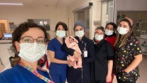 Annesinin terk ettiği bebeğe hastane personeli sahip çıktı