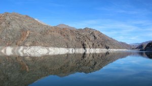 Ayvalı Barajı'nda suyun kirecinden oluşan ilginç figürler ilgi odağı oldu