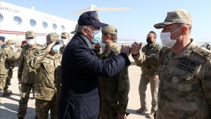Bakan Akar ve komutanlar sınır hattında