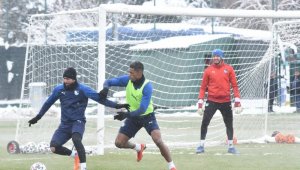 BB Erzurumspor yoğun kar yağışı altında çalıştı