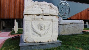 Bin 700 yıllık 'lanetli' lahit