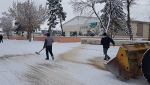 Buzlanan yollarda tuzlama çalışması