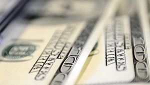 Dolar ve eurodaki düşüş haftanın son işlem gününde de sürüyor