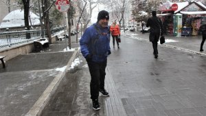 Dükkanı kapatıp 17 kilometre koşarak evine gidiyor