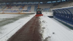 Hatayspor maçı öncesi saha zemininde yoğun çalışma
