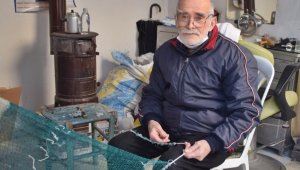 Hem tıraş yapıyor, hem ağ örüyor