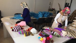 İdlip'teki çocuklara atkı, eldiven ve bere ördüler