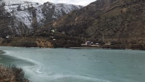 İspir'de Çoruh Nehri buz tuttu