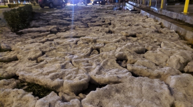 İzmir'de dolu birikintileri kar yağışını andırdı