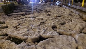 İzmir'de dolu birikintileri kar yağışını andırdı