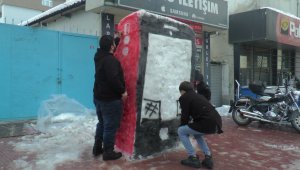Kardan adam yerine kardan cep telefonu yaptılar