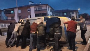 Mahalle sakinleri yardıma koştu