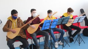 Minikler pandemi stresini bağlama, keman ve gitar çalarak atıyor