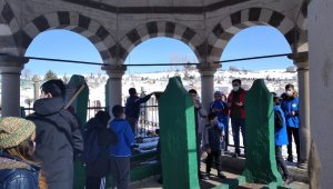 Miniklerden türbeye ziyaret