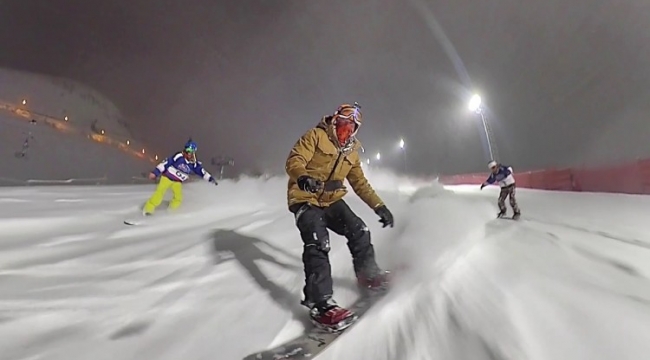 Palandöken Kayak Merkezi'nde snowboardçuların gece kayağı gösterisi nefes kesti
