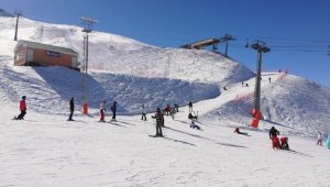 Palandöken'de pistler tatilcilere kaldı