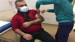 Sağlık çalışanlarına ikinci doz aşılama başladı