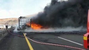 Seyir halindeki tır yanarak kül oldu