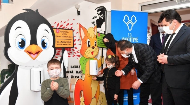 Yakutiye Belediyesinden öğrenciler için eğlenceli dezenfekte standı