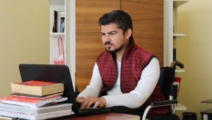 Yüzde 92 fiziksel engelli genç, 7'nci üniversitesini okuyor