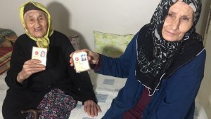 105 yaşındaki Münevver Nine 71 yaşındaki kızıyla aşı oldu