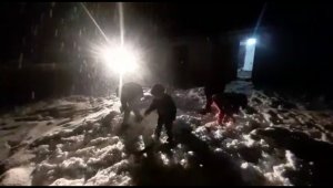 Antalya'da 6 yıl aradan sonra yağan kar sevinci