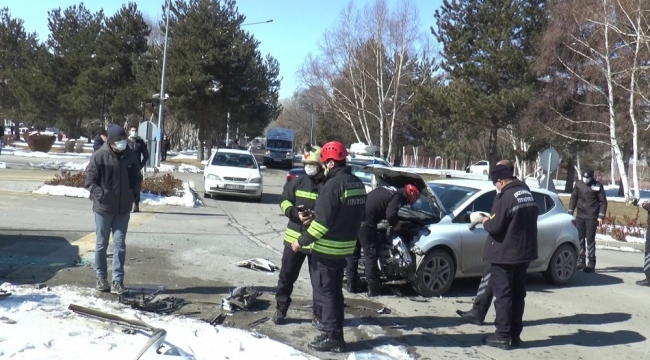 Atatürk Üniversitesi yerleşkesinde trafik kazası: 3 yaralı