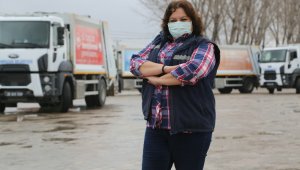 Bu kadınlar yıllardır çöp kamyonunda direksiyon sallıyor