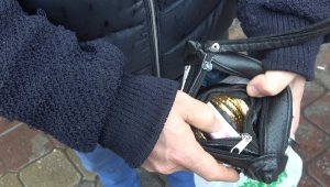 Çöpte ziynet ve para dolu çanta buldu, "insanlık ölmemiş" dedirtti