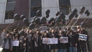 Covid-19'dan ölen doktorlar için meslektaşları siyah önlük giydi