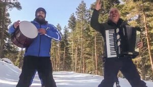 Enstrüman eşliğinde kayak keyfi