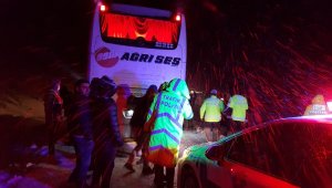 Erzincan'da yolcu otobüsüyle tır çarpıştı: 4 yaralı